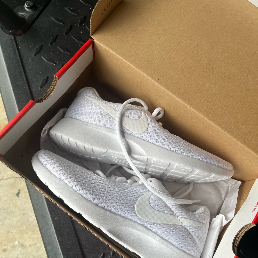 Nike Women’s White Mesh Sneakers